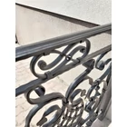 Kovácsoltvas korlát, szélesség (nagy oszlop szélétől- kis oszlop középig): kb. 98cmmagasság: kb. 108cm