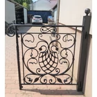 Kovácsoltvas korlát, szélesség (nagy oszlop szélétől- kis oszlop középig): kb. 98cmmagasság: kb. 108cm