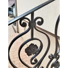 Kovácsoltvas lépcsőkorlát, szélesség (faltól - oszlop középig): kb. 105cmmagasság: kb. 100cm