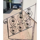 Kovácsoltvas lépcsőkorlát, szélesség (faltól - oszlop középig): kb. 105cmmagasság: kb. 100cm