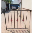 Kovácsoltvas korlát üvegmintás, szélesség (faltól - oszlop középig): kb. 109cmmagasság: kb. 101cm