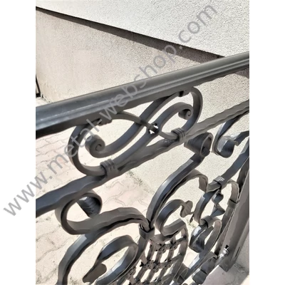 Kovácsoltvas korlát, szélesség (nagy oszlop szélétől- kis oszlop középig): kb. 98cmmagasság: kb. 108cm