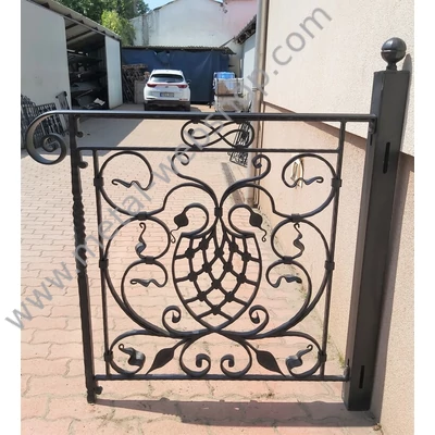 Kovácsoltvas korlát, szélesség (nagy oszlop szélétől- kis oszlop középig): kb. 98cmmagasság: kb. 108cm