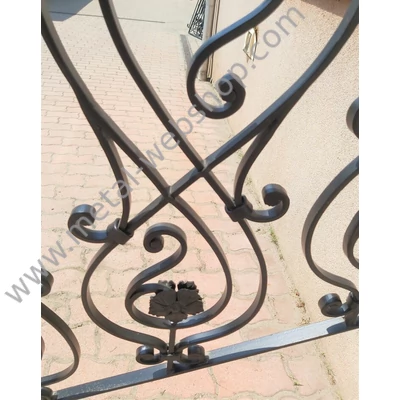 Kovácsoltvas lépcsőkorlát, szélesség (faltól - oszlop középig): kb. 105cmmagasság: kb. 100cm