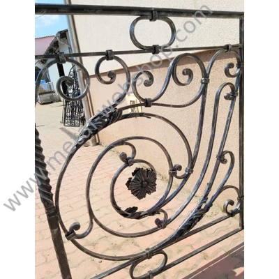 Kovácsoltvas korlát, szélesség (faltól - oszlop középig): kb. 95cmmagasság: kb. 110cm