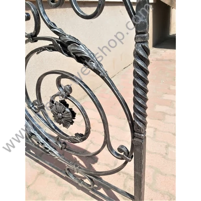 Kovácsoltvas korlát, szélesség (faltól - oszlop középig): kb. 95cmmagasság: kb. 110cm