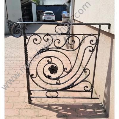 Kovácsoltvas korlát, szélesség (faltól - oszlop középig): kb. 95cmmagasság: kb. 110cm