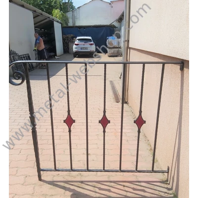 Kovácsoltvas korlát üvegmintás, szélesség (faltól - oszlop középig): kb. 109cmmagasság: kb. 101cm